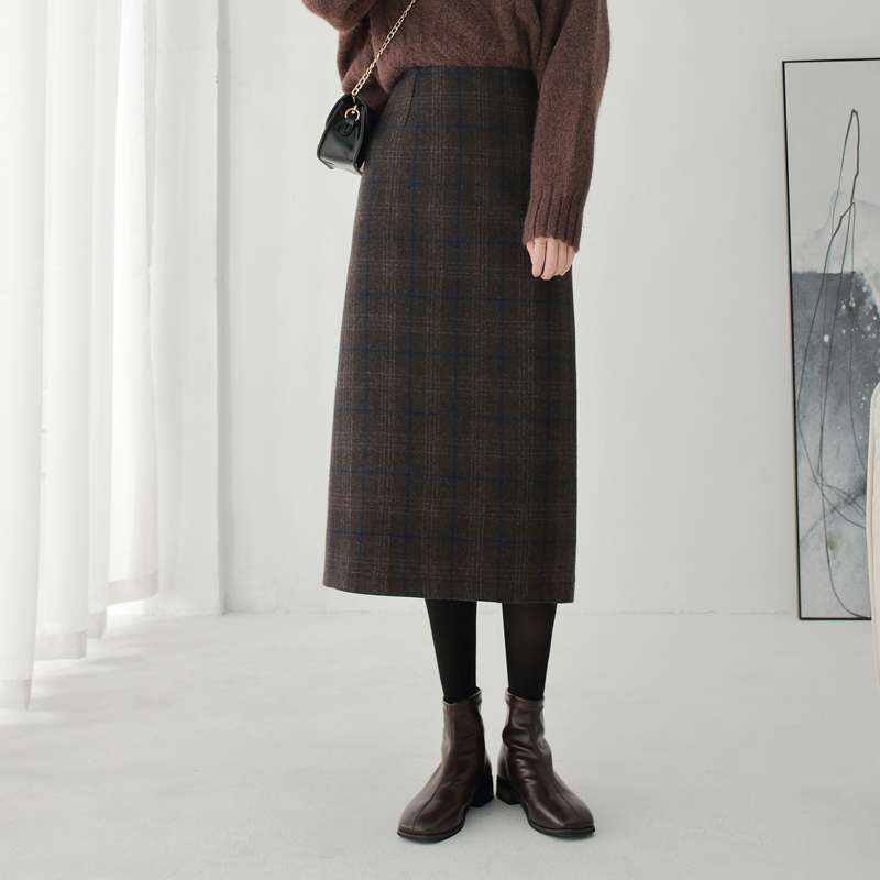 大人の余裕を引き立てる格子柄ロングスカート