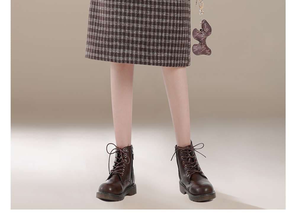 上品でシンプルなチェックスカート