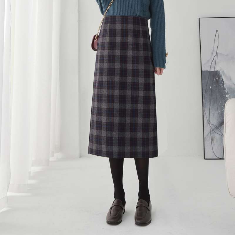 大人の余裕を引き立てる格子柄ロングスカート