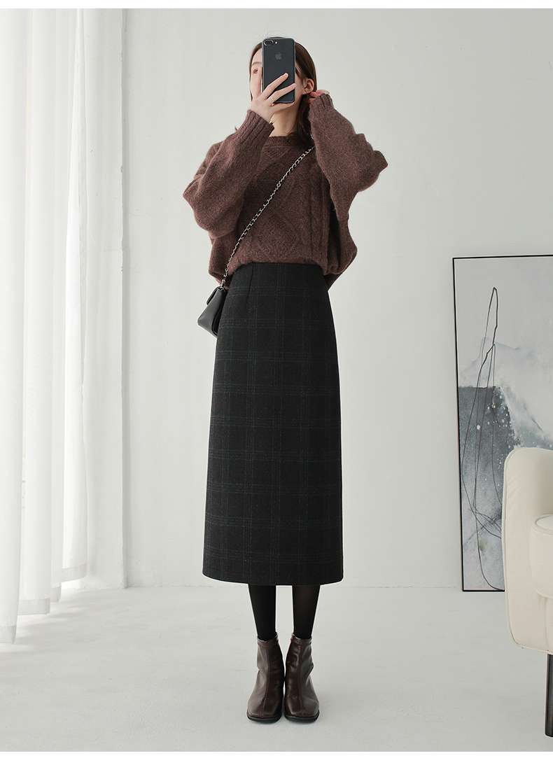 大人の余裕を引き立てる格子柄ロングスカート