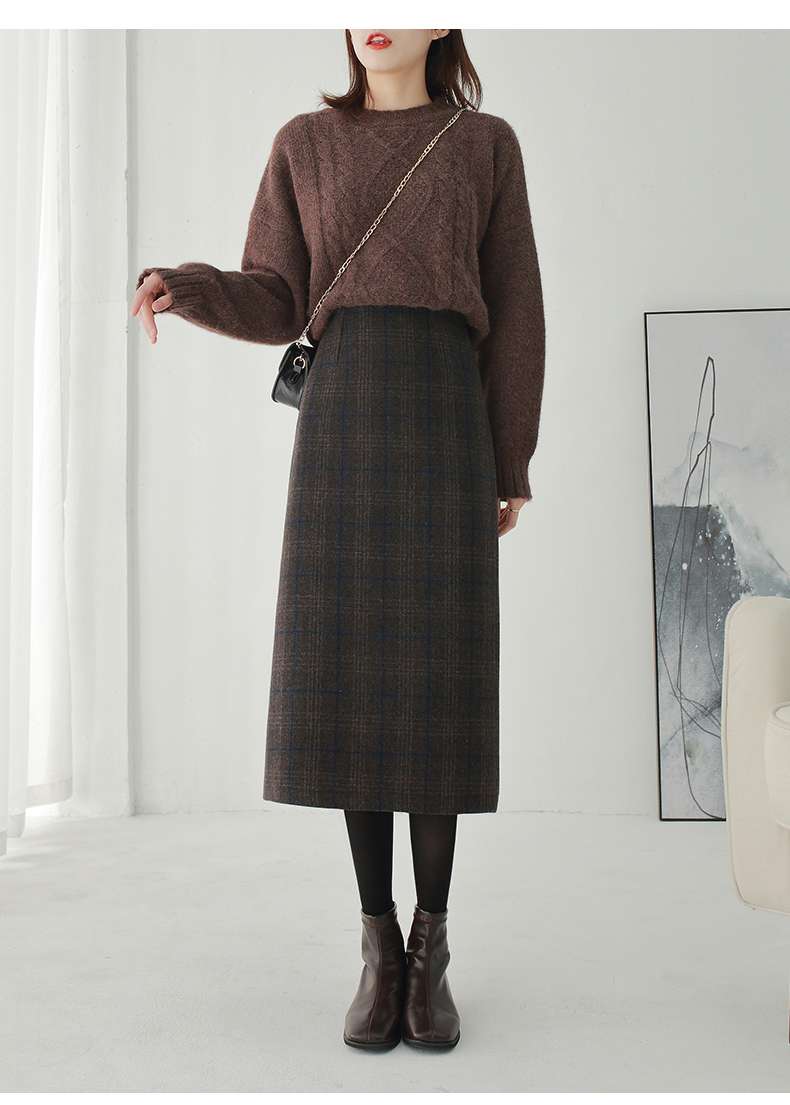 大人の余裕を引き立てる格子柄ロングスカート