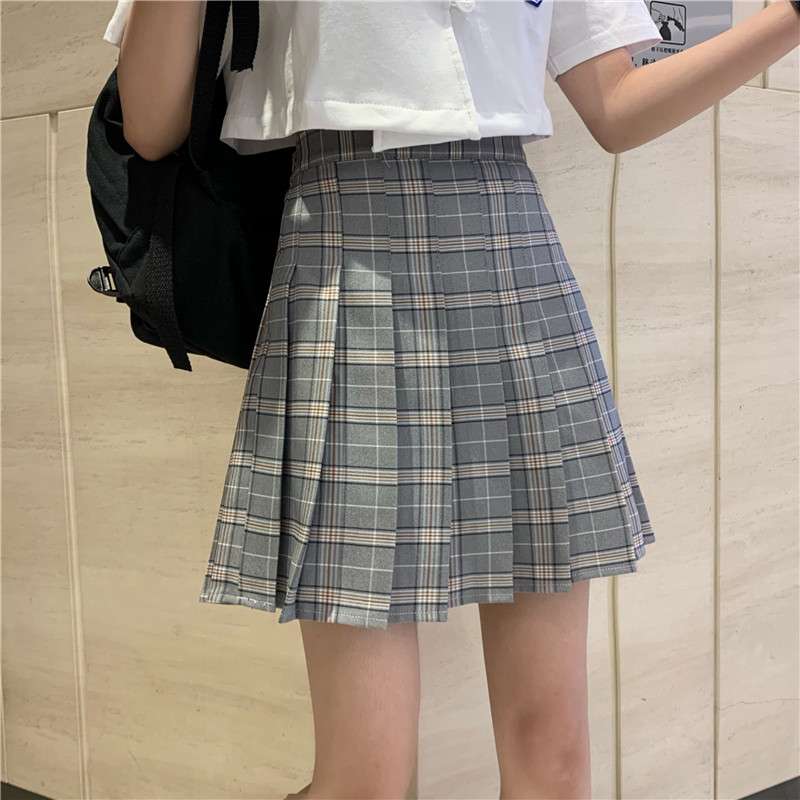 プリーツが揺れる学生風チェックスカート