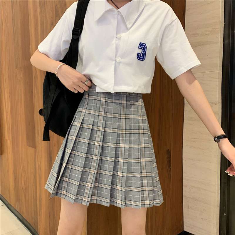 プリーツが揺れる学生風チェックスカート