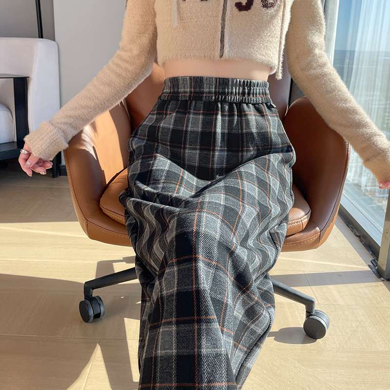 リラックス感のあるゆったりチェックスカート