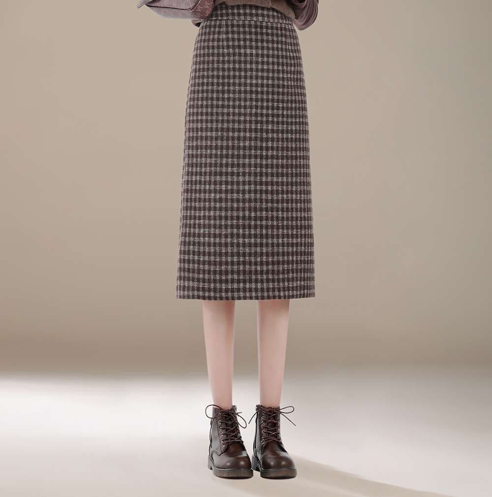 上品でシンプルなチェックスカート