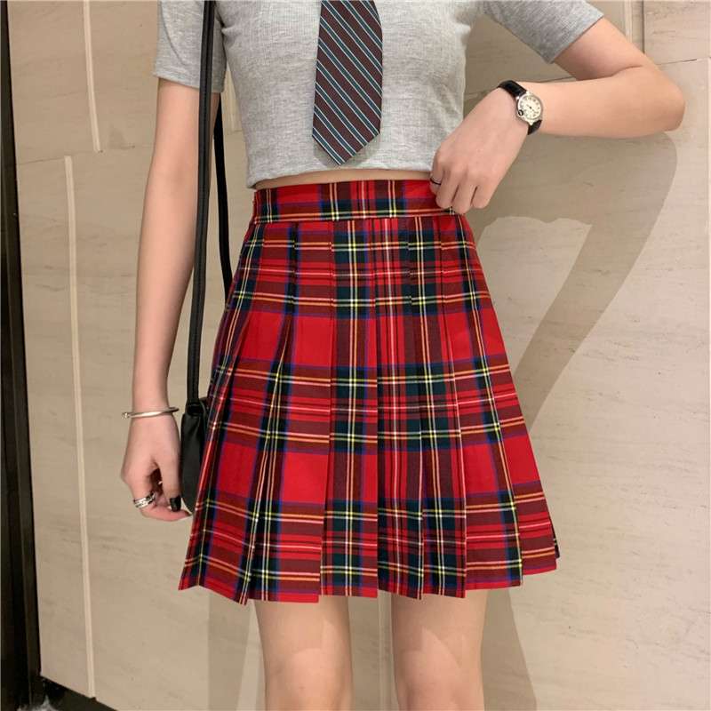 プリーツが揺れる学生風チェックスカート