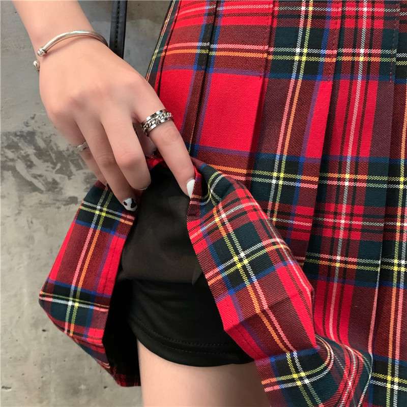 プリーツが揺れる学生風チェックスカート