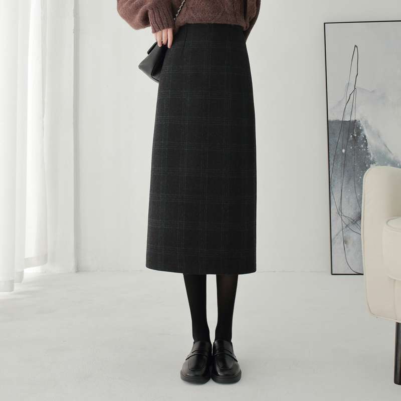 大人の余裕を引き立てる格子柄ロングスカート