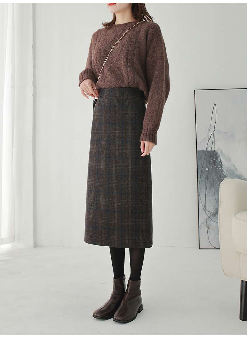 大人の余裕を引き立てる格子柄ロングスカート