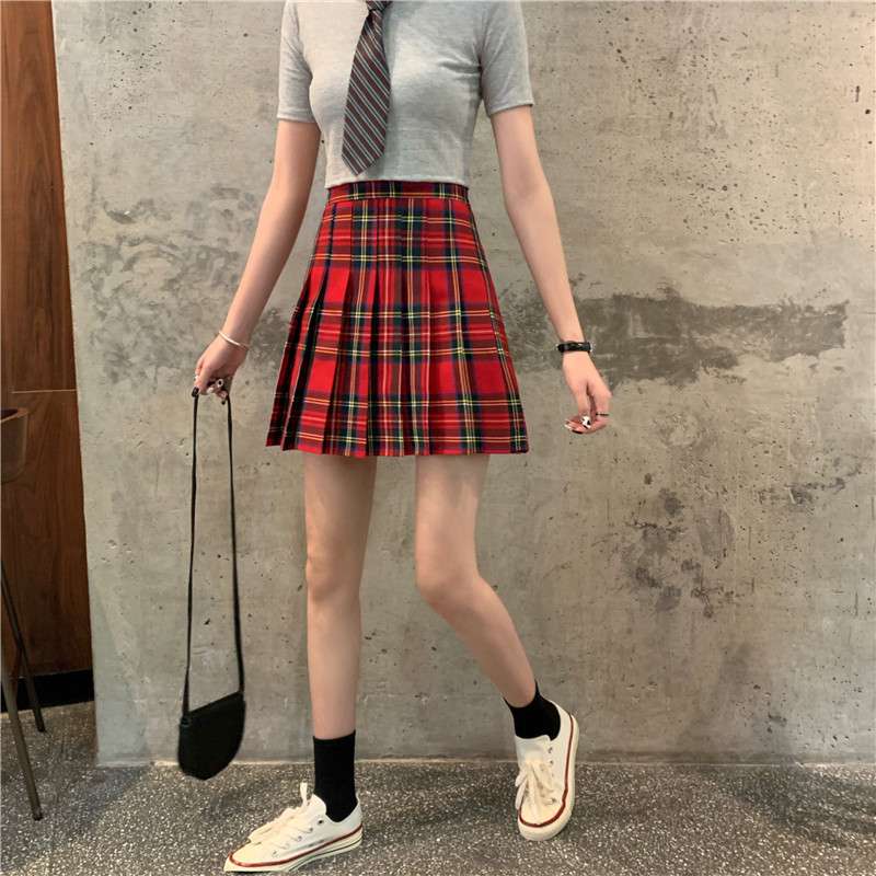 プリーツが揺れる学生風チェックスカート